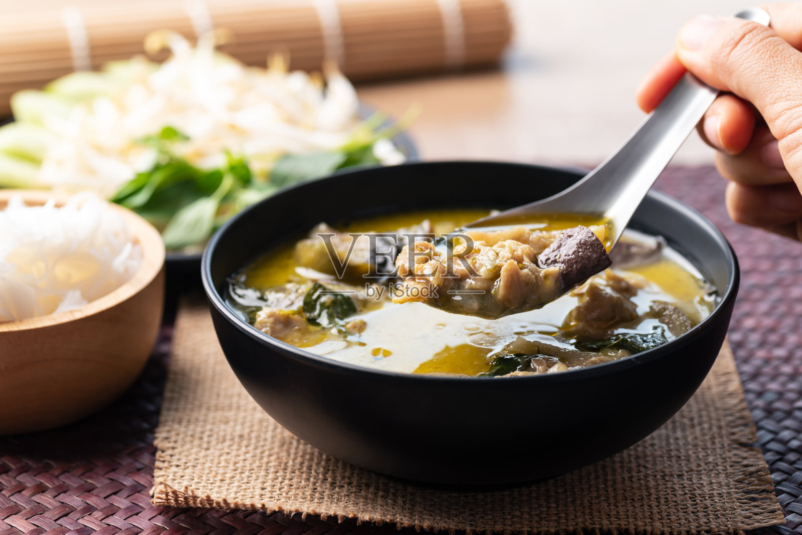 泰国菜，绿咖喱鸡照片摄影图片