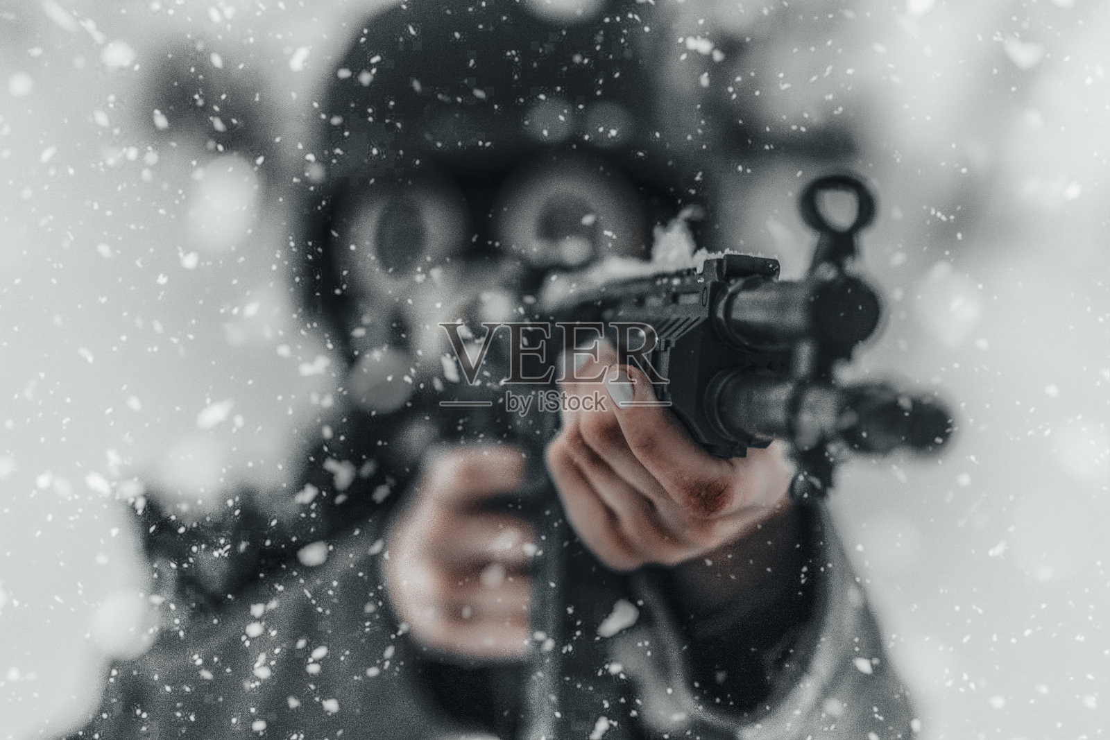 冬兵在雪地里用枪指着照片摄影图片