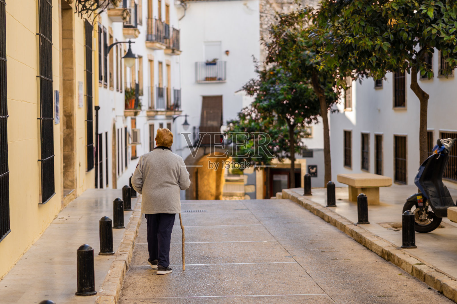 后视镜女人独自走在街上照片摄影图片