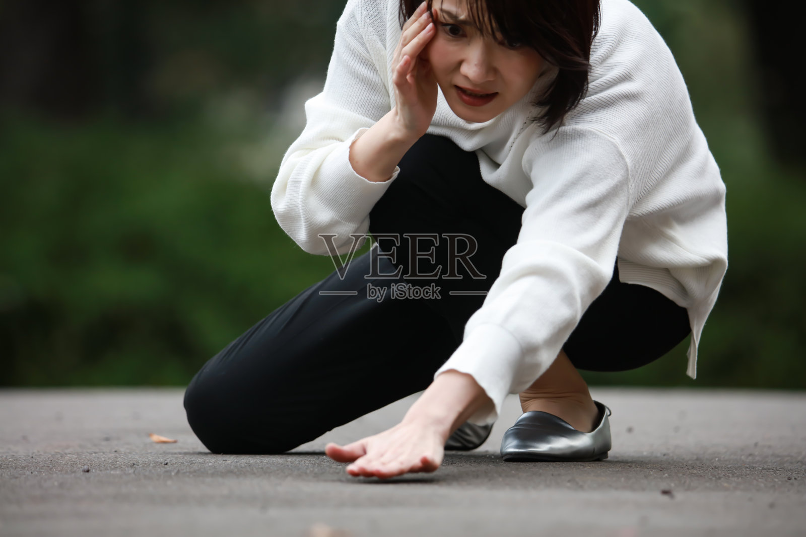 一个女人掉了隐形眼镜照片摄影图片