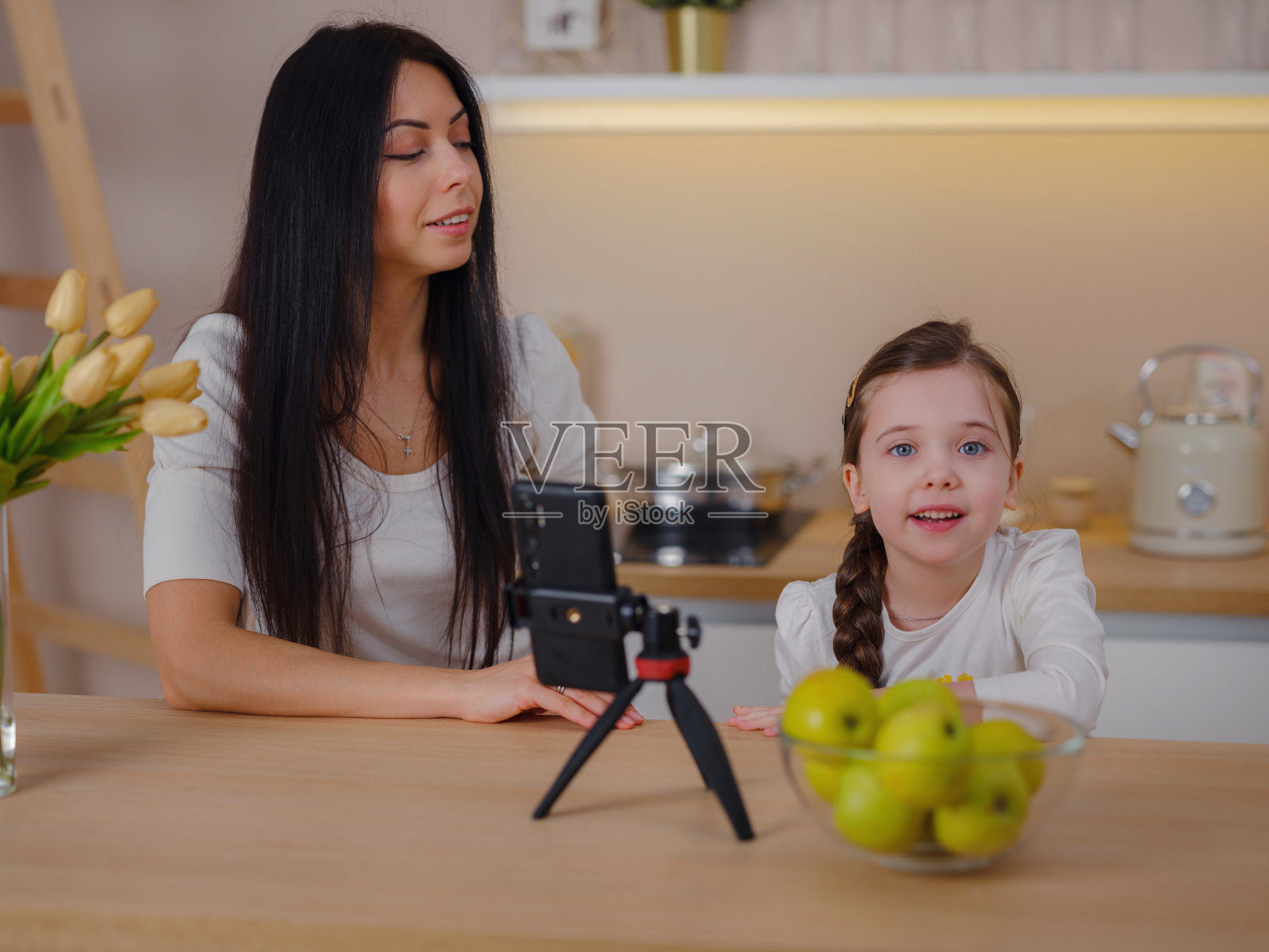 博客妈妈和她的孩子在家里。千禧一代有影响力的女性为她的母亲博客创建内容照片摄影图片