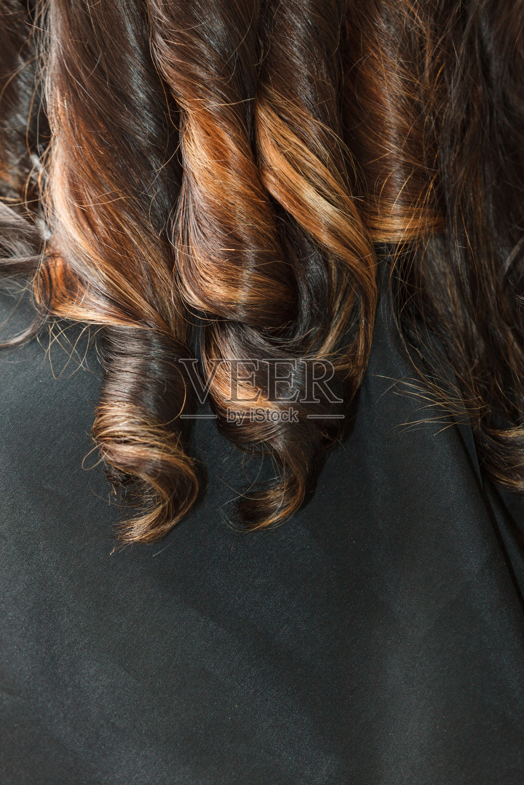 卷曲的深色女人头发的特写照片摄影图片