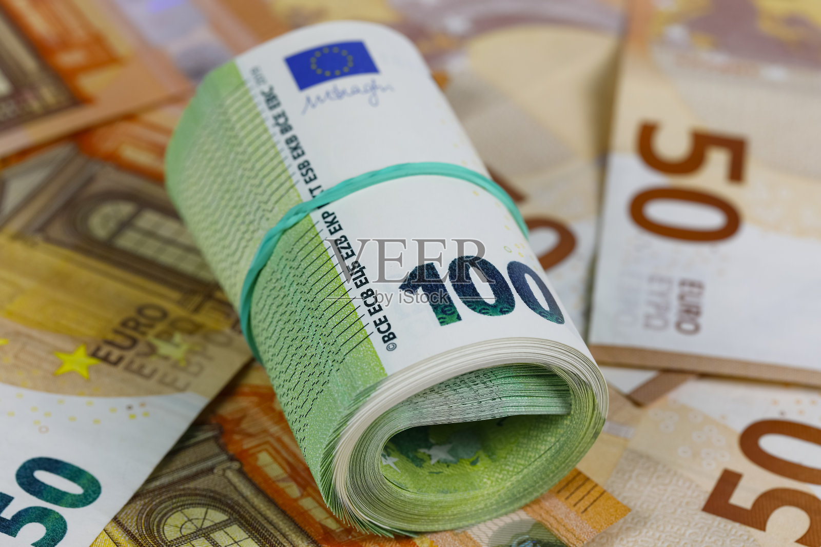欧元货币，卷起来的钞票，欧元货币照片摄影图片
