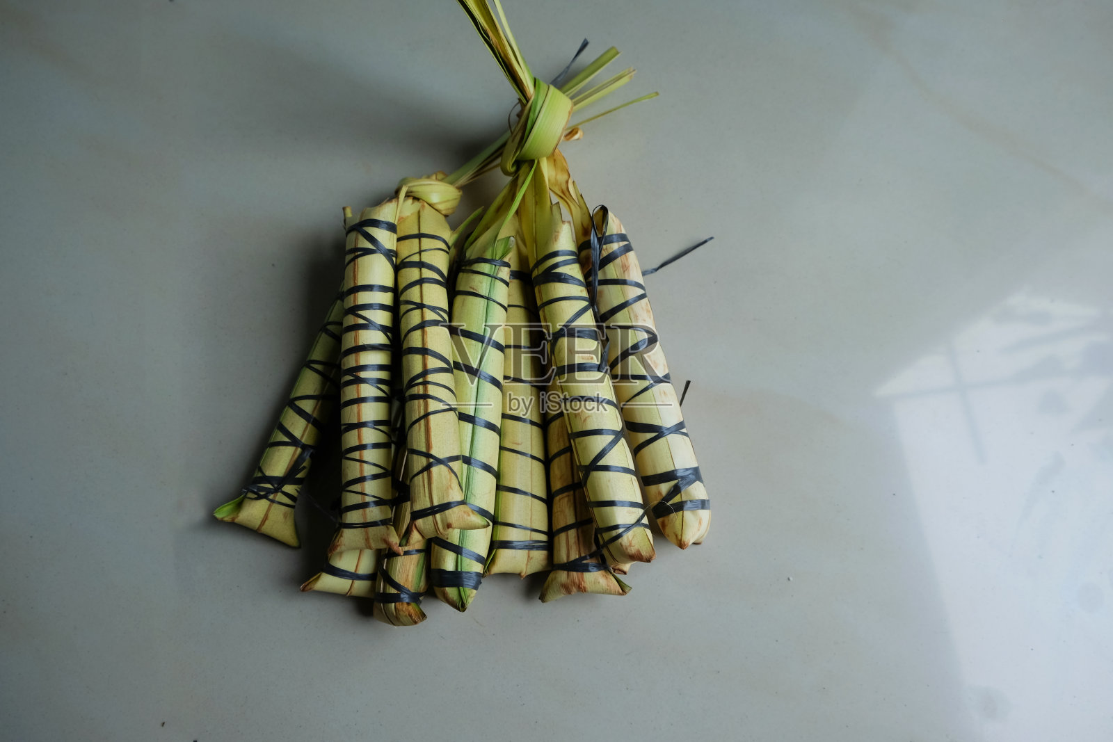 这种蛋糕是由糯米和磨碎的椰子做成的。照片摄影图片