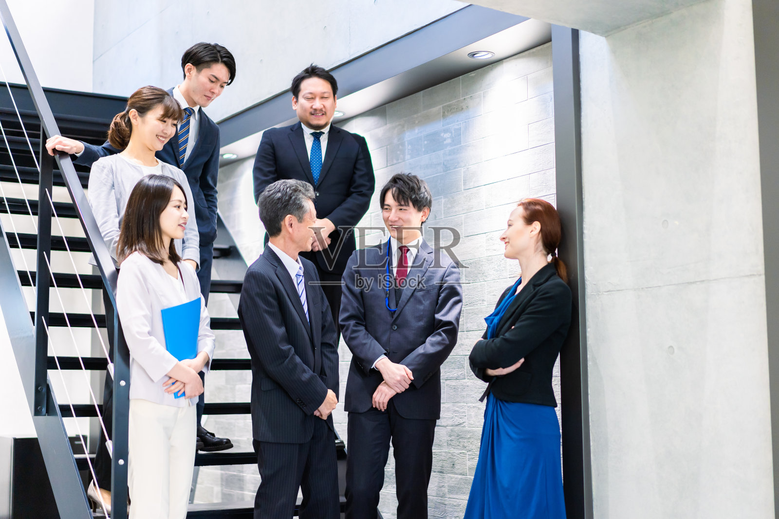 商务人士在办公室楼梯上聊天照片摄影图片