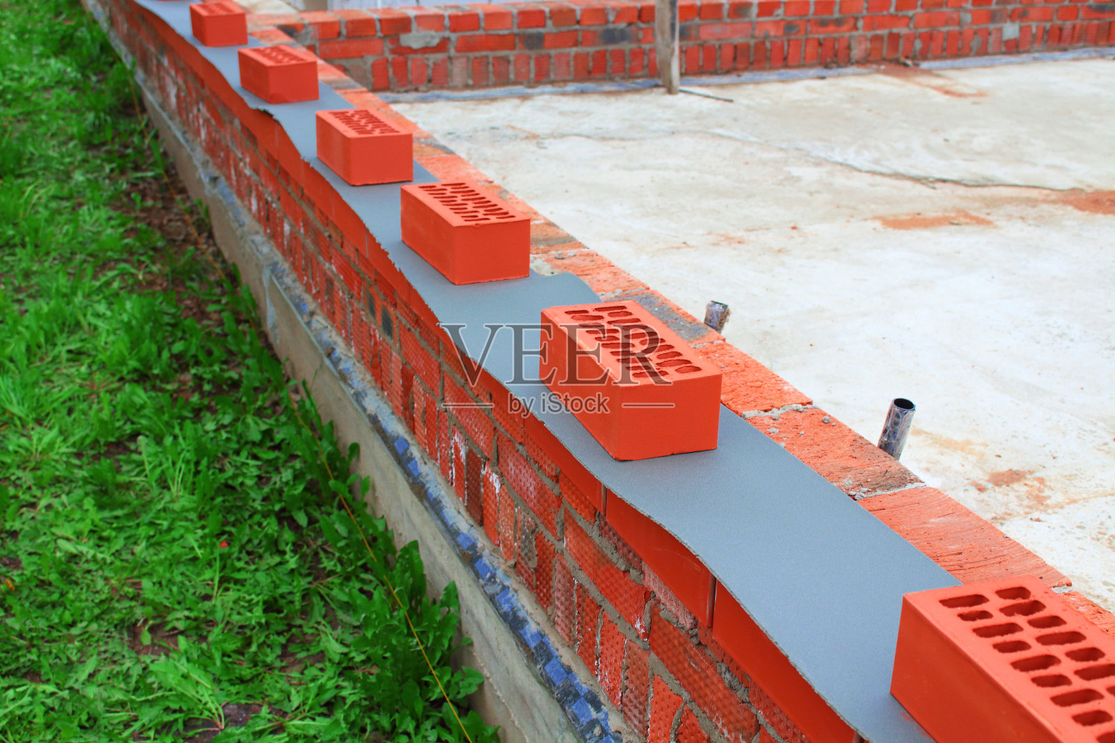 用砖盖房子。整体的基础。背景。照片摄影图片