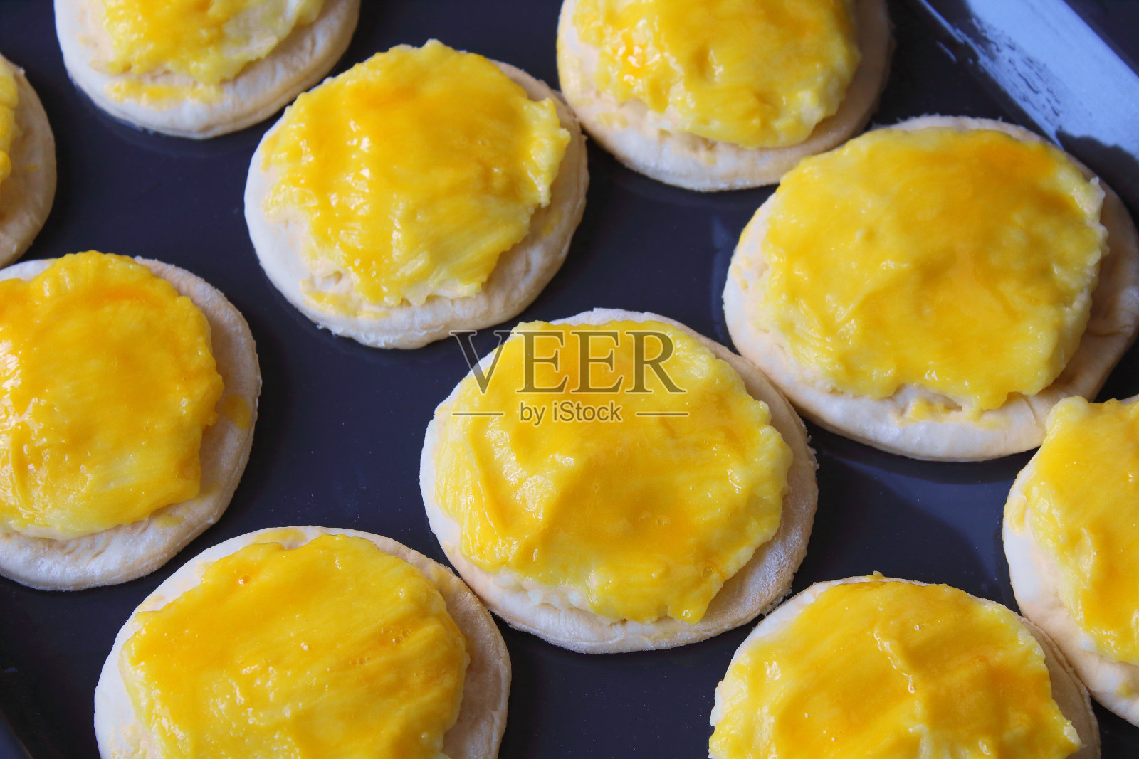 香酥饼-面团制成的烘焙产品。与土豆奶酪蛋糕。特写镜头。背景。照片摄影图片