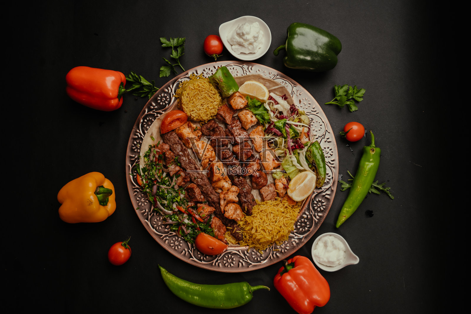 盛在大盘子里的肉丸配米饭和沙拉，装饰上桌。土耳其美食烤肉盘照片摄影图片