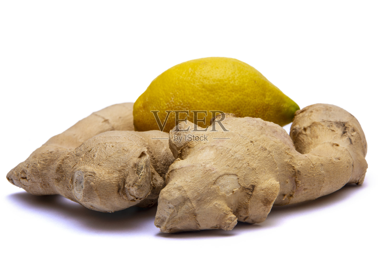 新鲜的姜和柠檬在白色的背景上照片摄影图片