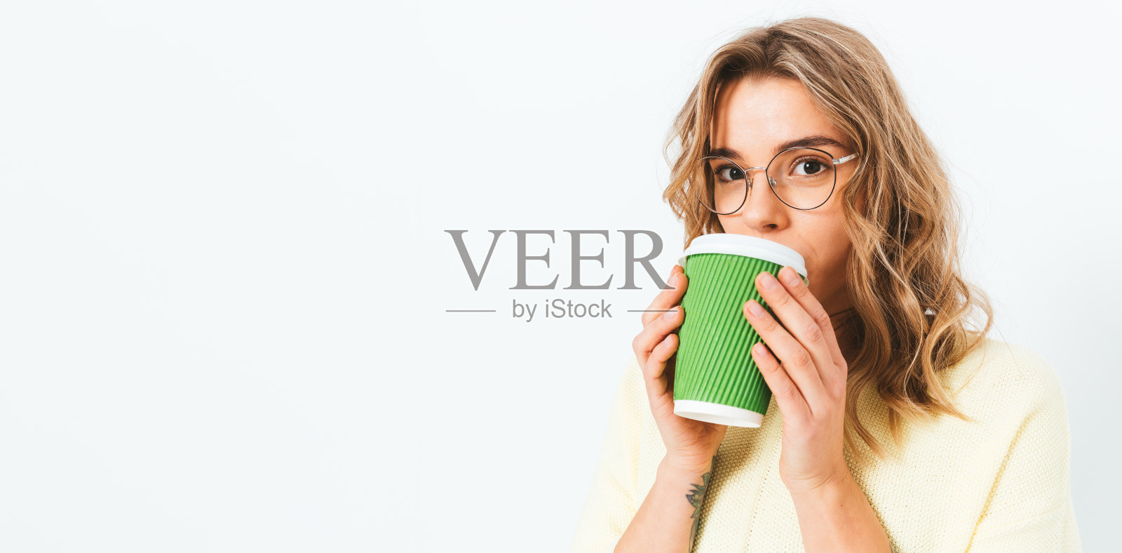 漂亮的女人用纸杯喝咖啡照片摄影图片