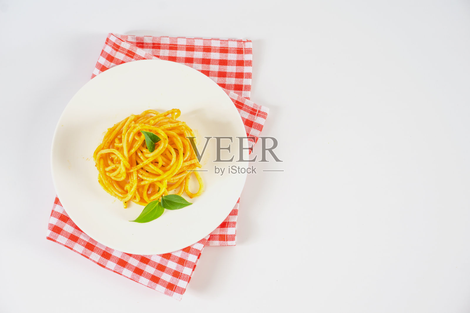 白色背景的美味意大利面照片摄影图片