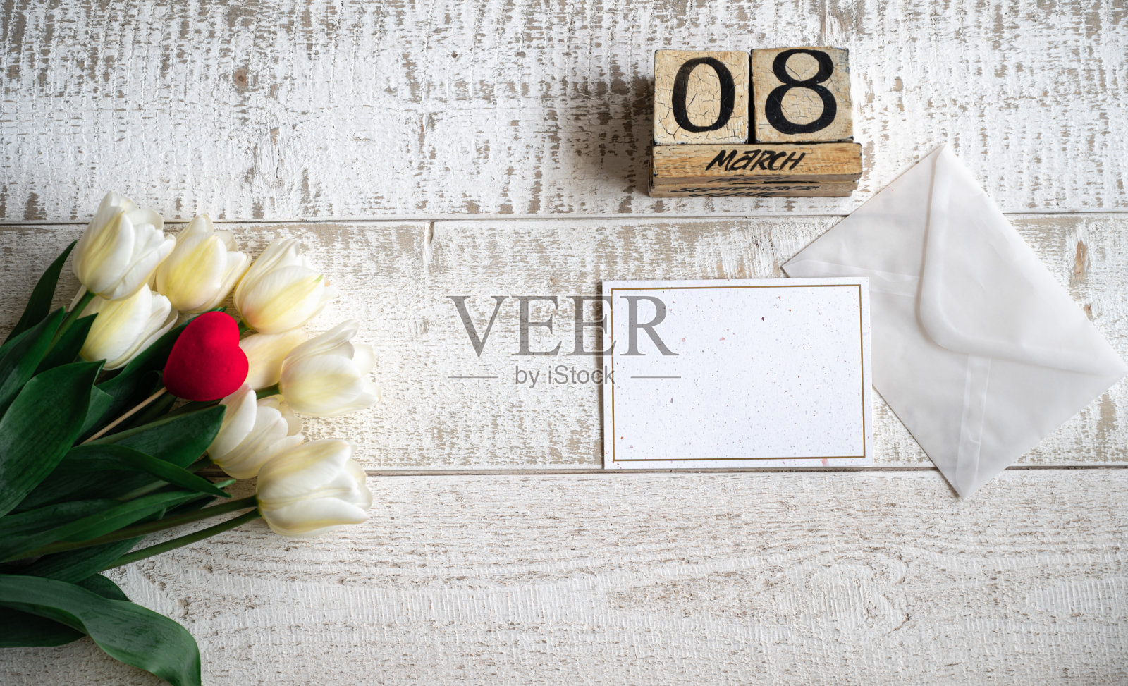 在白色木制背景上的郁金香的平坦。照片摄影图片