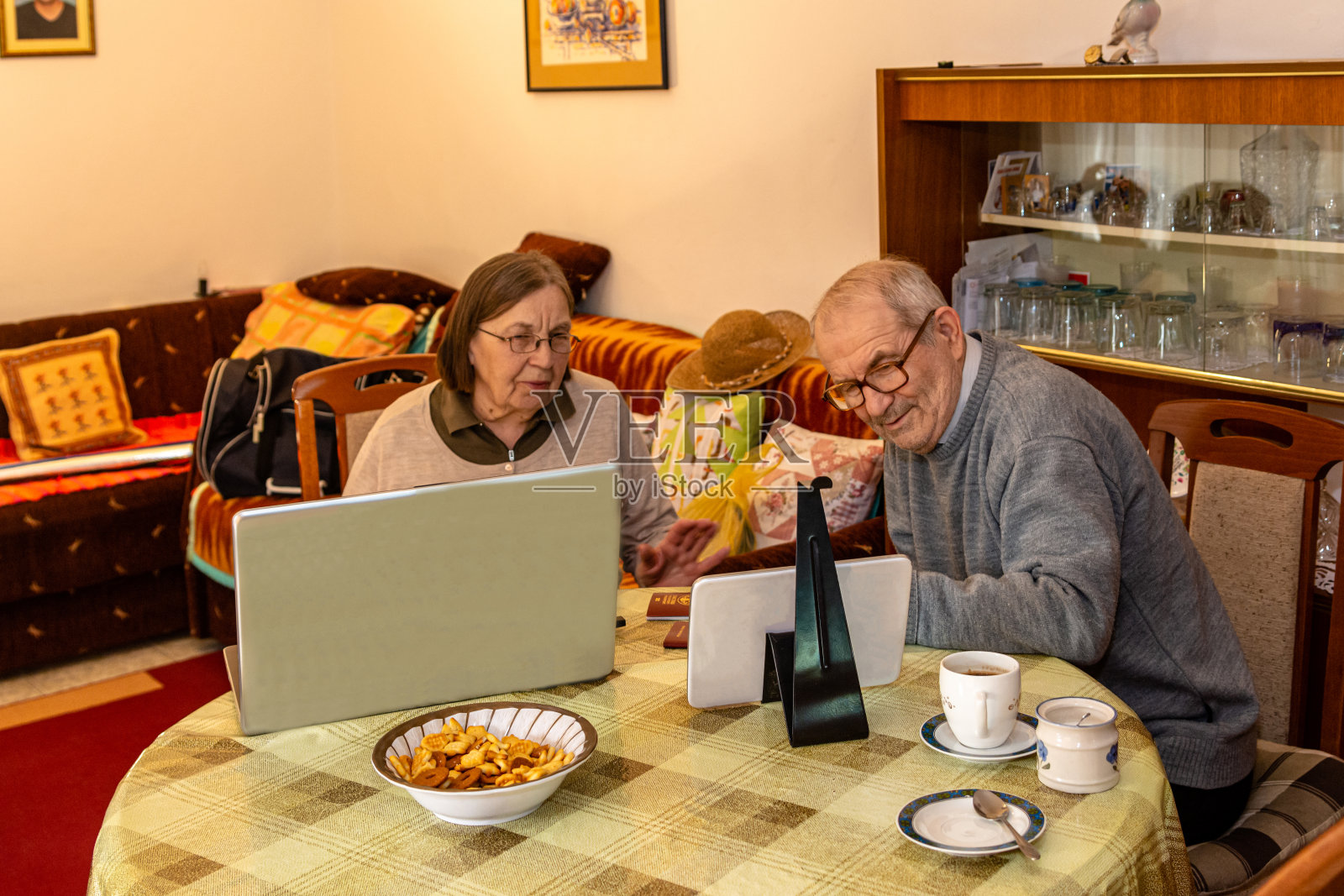老年退休人员想要去度假，所以他们在笔记本电脑上寻找旅游目的地。照片摄影图片