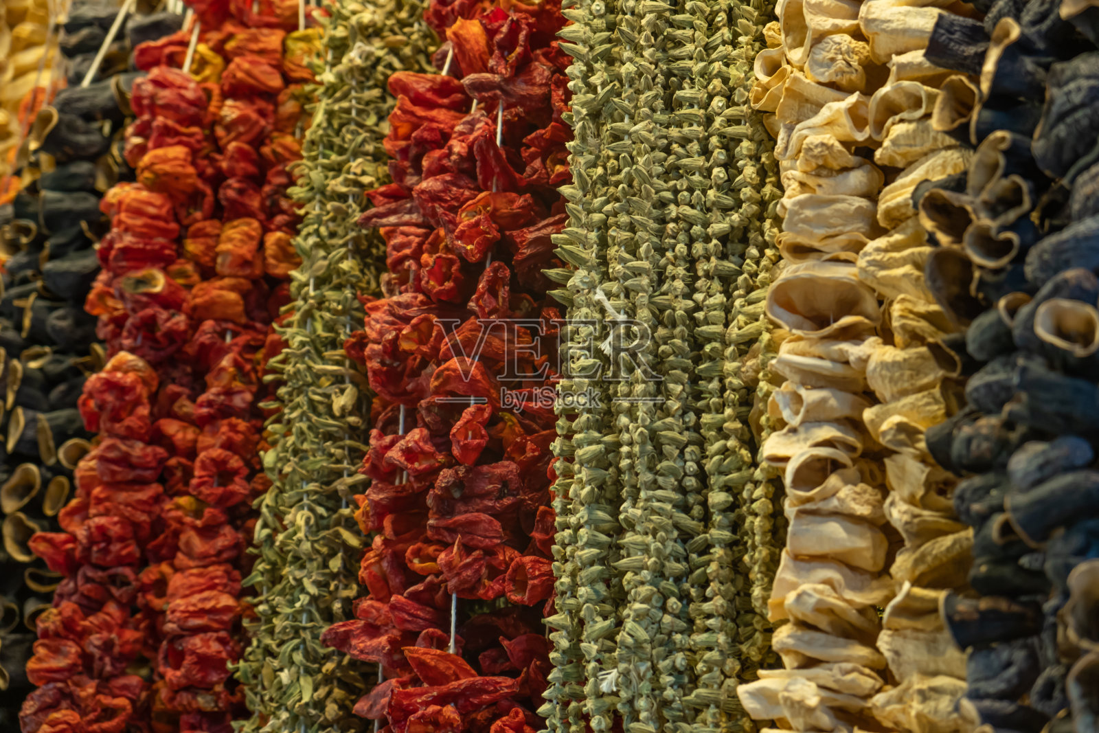 在市场上出售的干蔬菜及生蔬菜。照片摄影图片