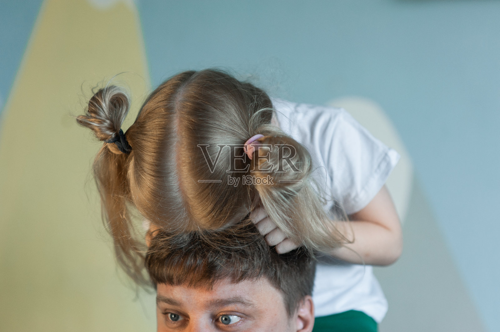 爸爸在家里和他的孩子们玩:女儿，儿子照片摄影图片