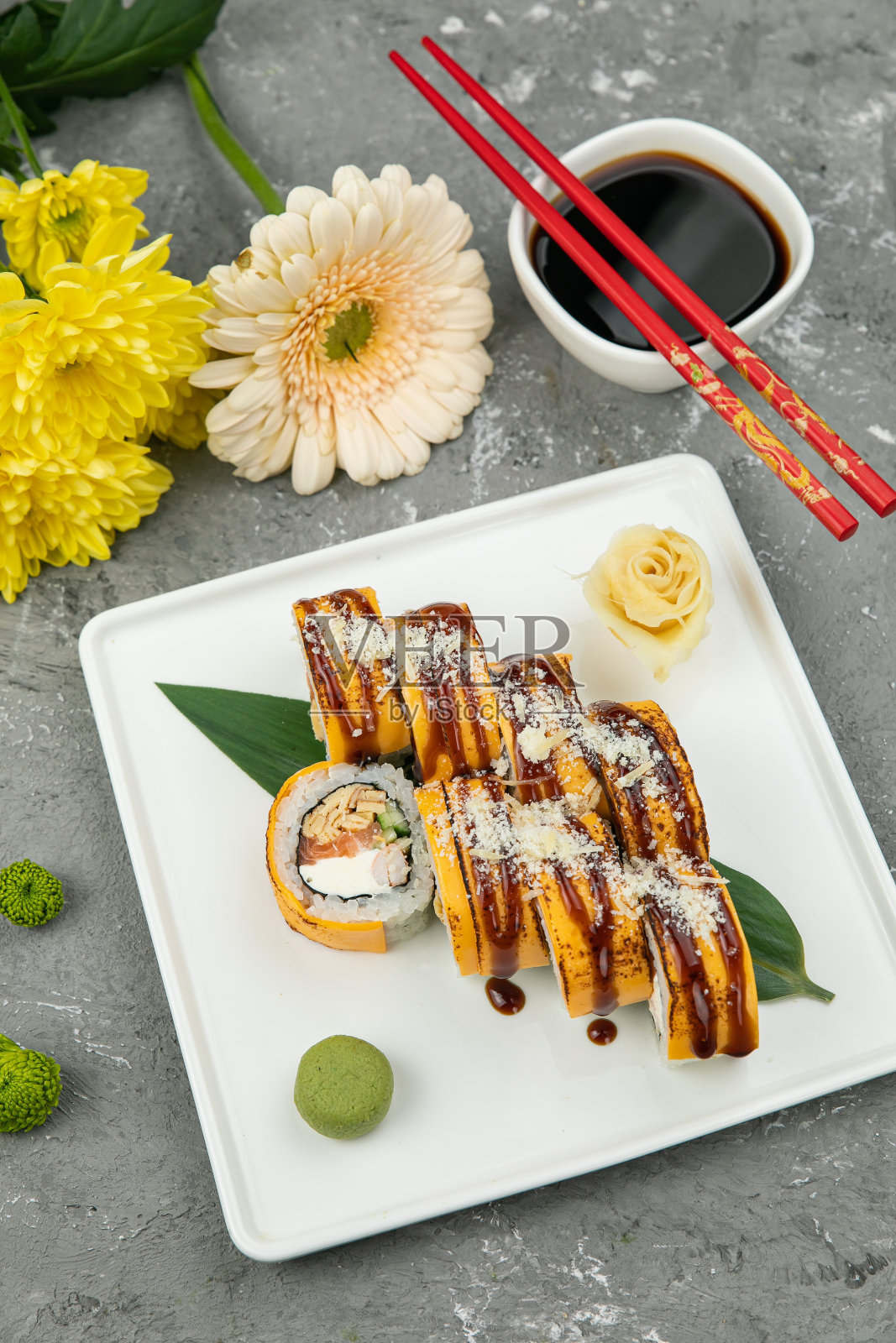 日本料理。奶酪、豆腐、虾卷照片摄影图片