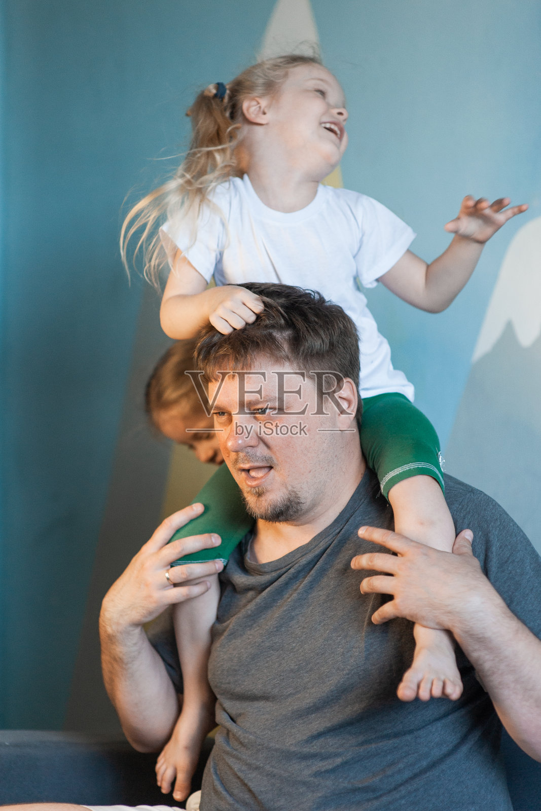 爸爸在家里和他的孩子们玩:女儿，儿子照片摄影图片