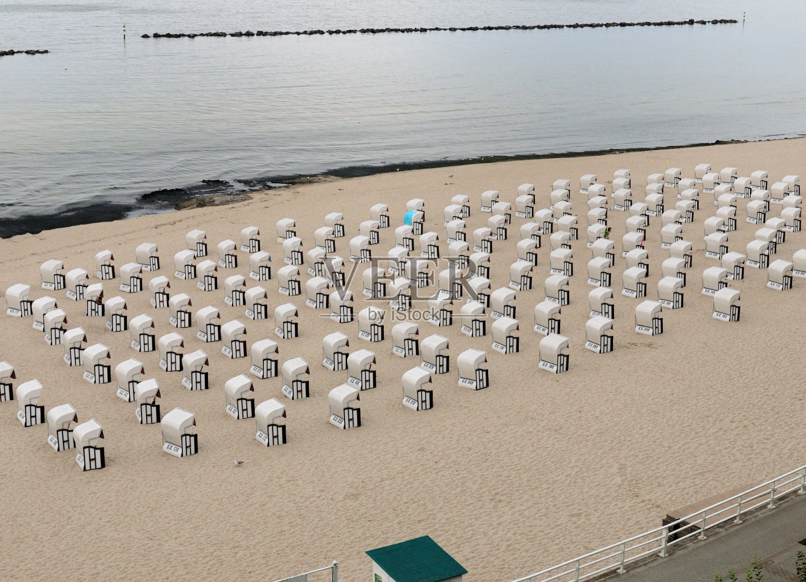 在一个阴天的夏日，德国吕根岛的塞林，屋顶柳条沙滩椅的形成照片摄影图片