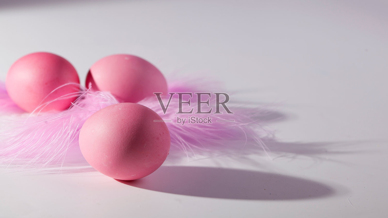 复活节彩蛋在一个美丽和简单的组成与装饰照片摄影图片