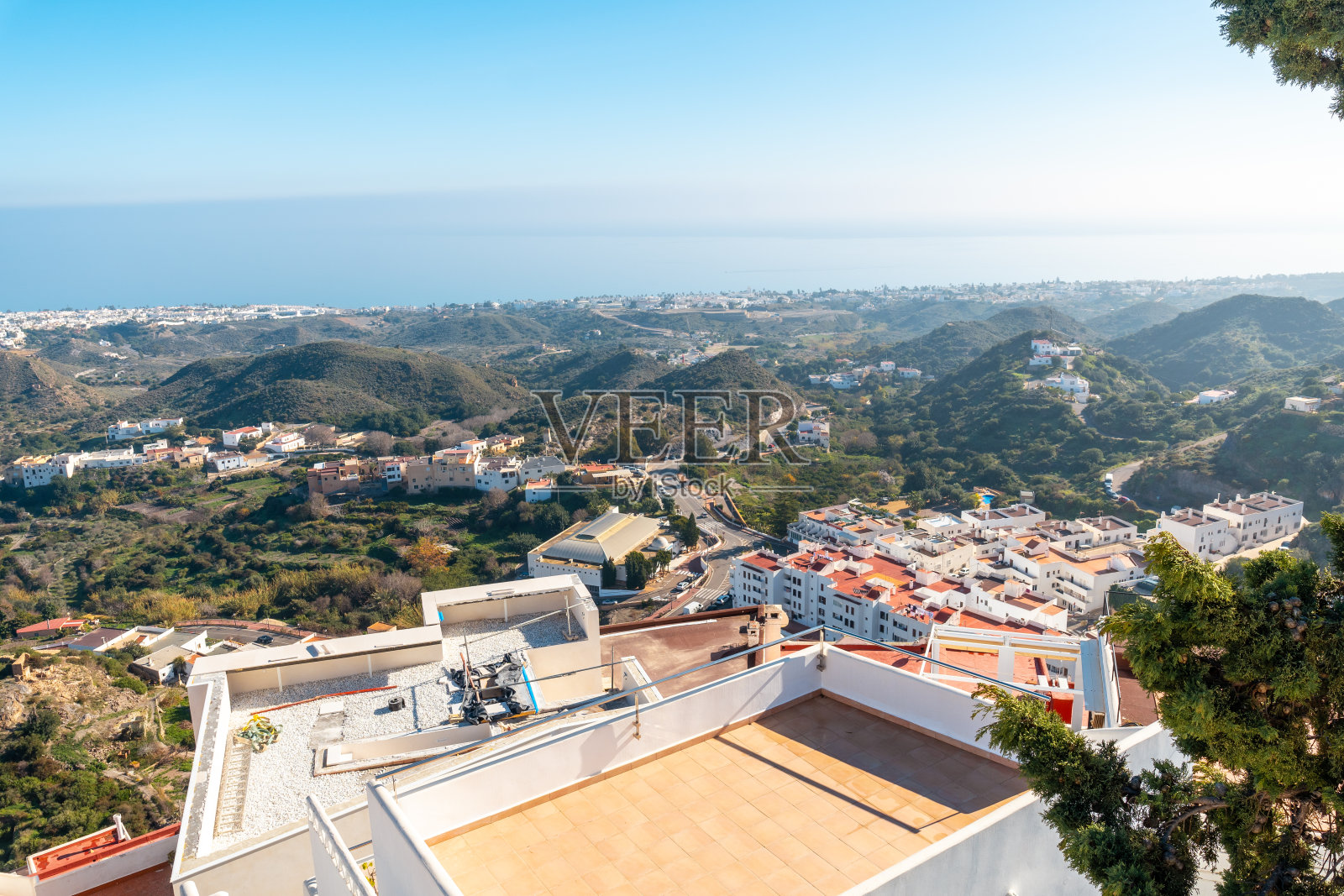 从Mojacar城堡的视角看，山顶上有一座白房子的小镇。地中海的科斯塔布兰卡，阿尔梅里亚。西班牙照片摄影图片