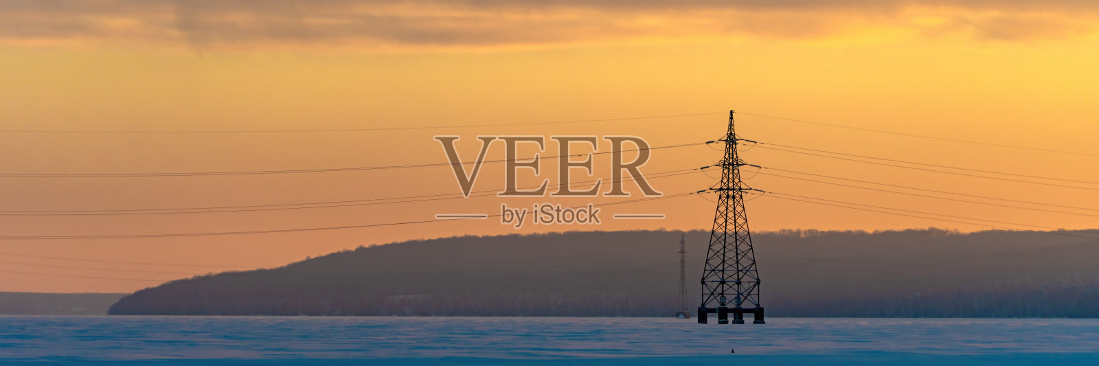 工业高压电力塔与天空日出。照片摄影图片