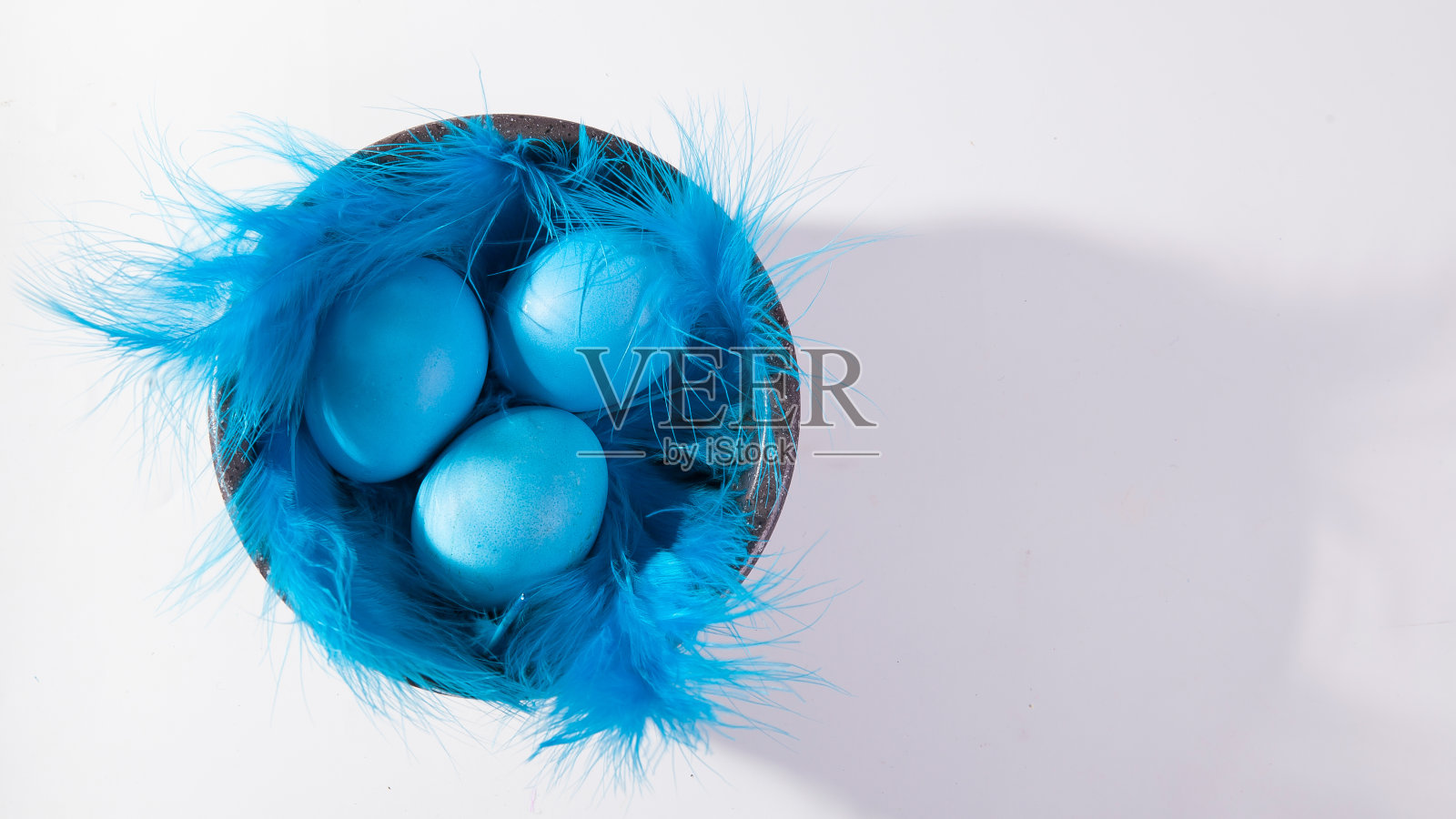 复活节彩蛋在一个美丽和简单的组成与装饰照片摄影图片