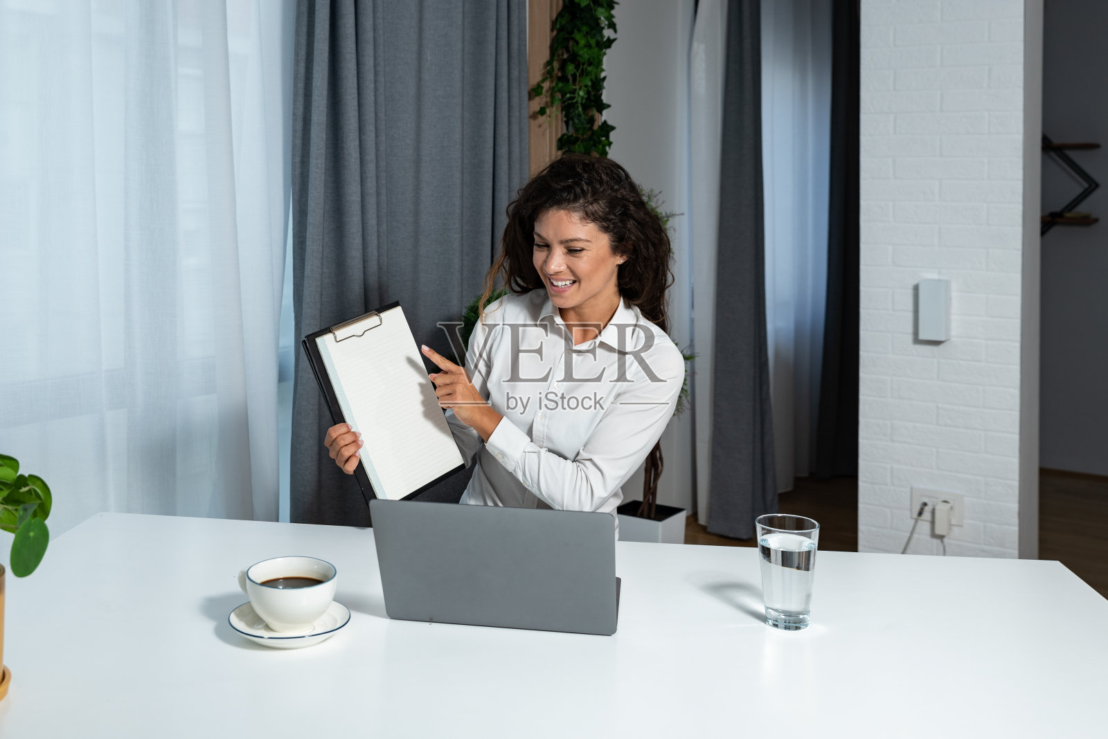 年轻女性卫生保健工作者、心理学家和心理治疗师在网络视频会议上讨论如何在日常生活中减少压力和焦虑。女专家远程医疗照片摄影图片