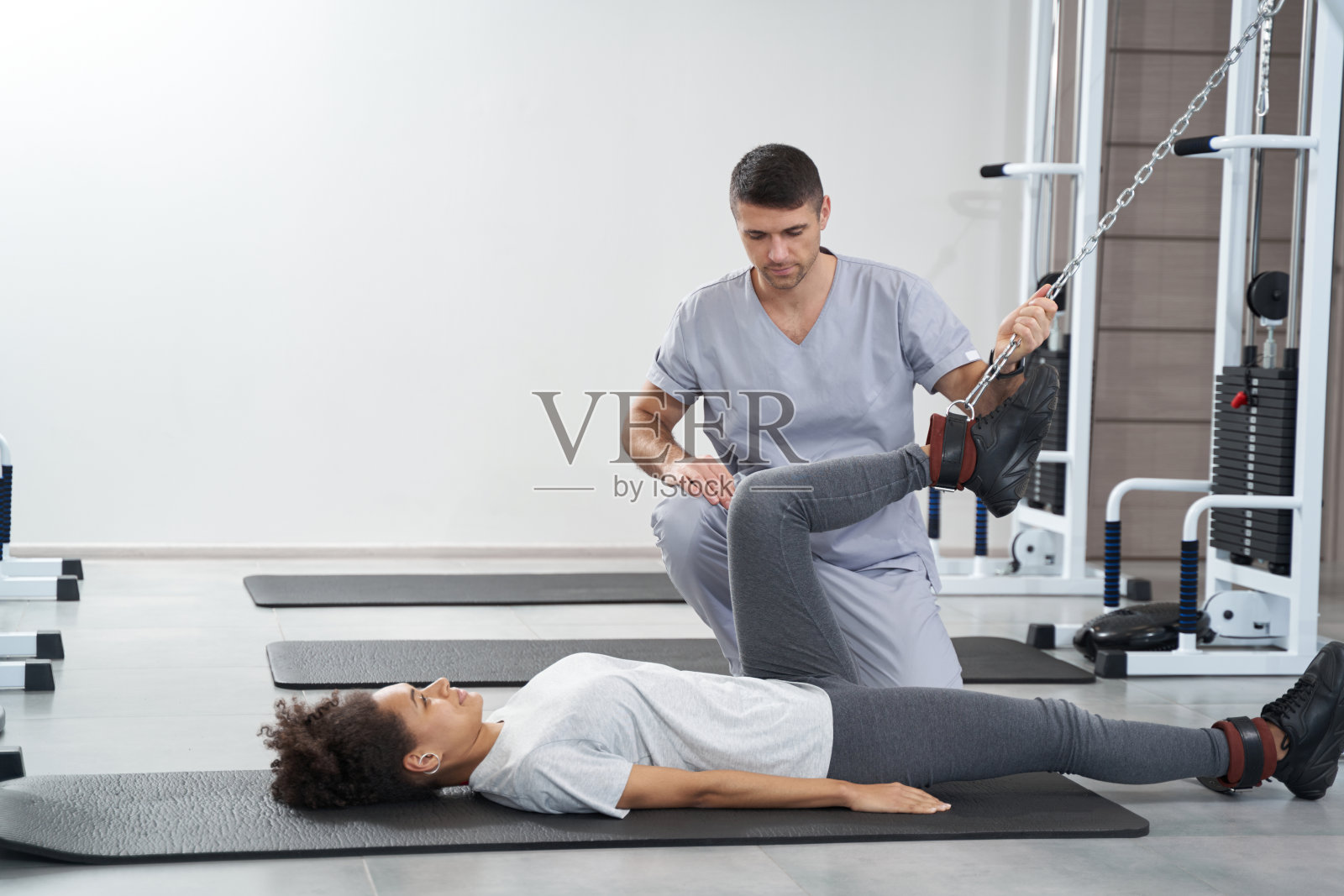 在健身房做腿部运动的女士照片摄影图片