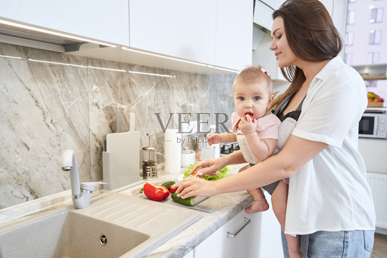 优雅的白人母亲花时间与孩子在早上在家照片摄影图片