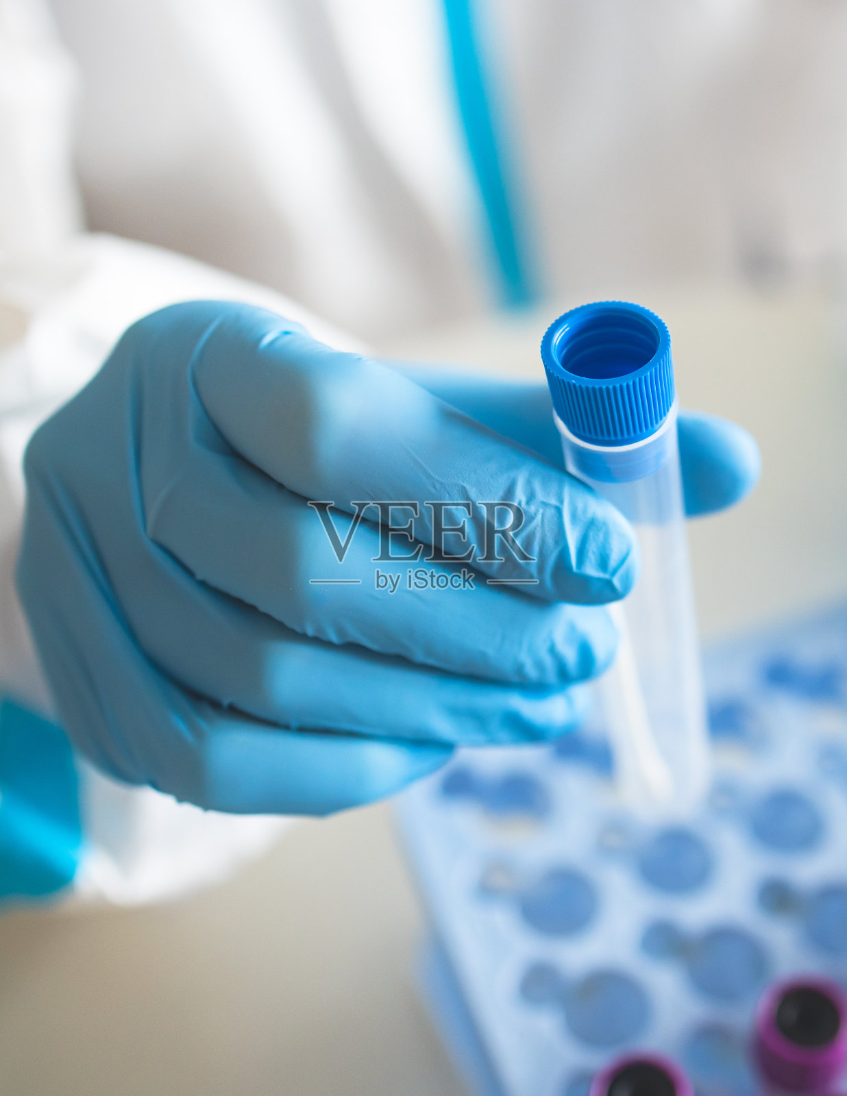 医护人员在实验室进行冠状病毒PCR抗原检测检查过程、COVID-19拭子采集试剂盒、采集OP NP患者标本的试管样本、接受检测的患者照片摄影图片