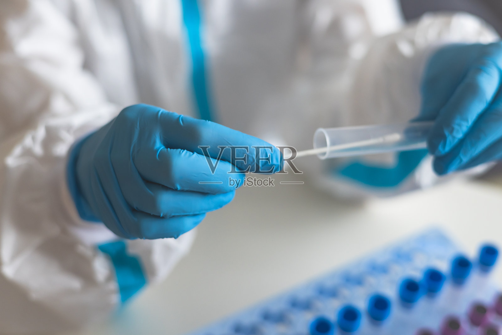 医护人员在实验室进行冠状病毒PCR抗原检测检查过程、COVID-19拭子采集试剂盒、采集OP NP患者标本的试管样本、接受检测的患者照片摄影图片