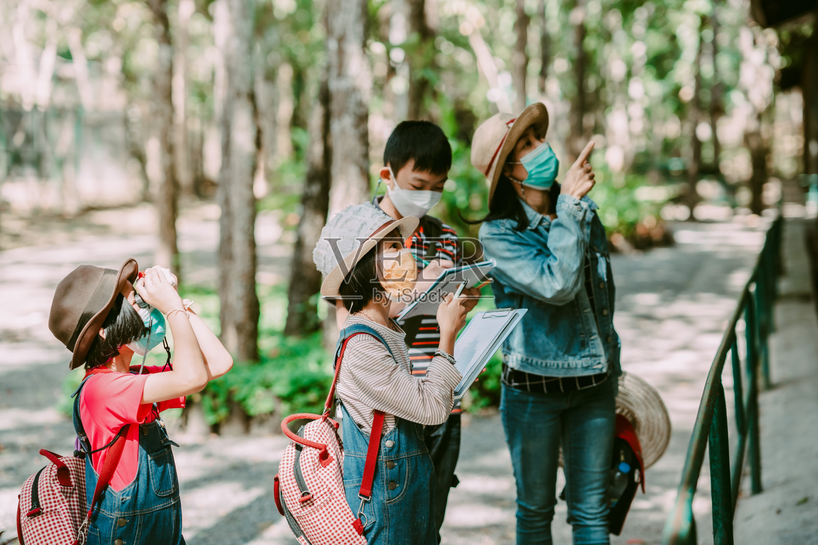 父亲和孩子们在蓝天下的草地上玩耍照片摄影图片