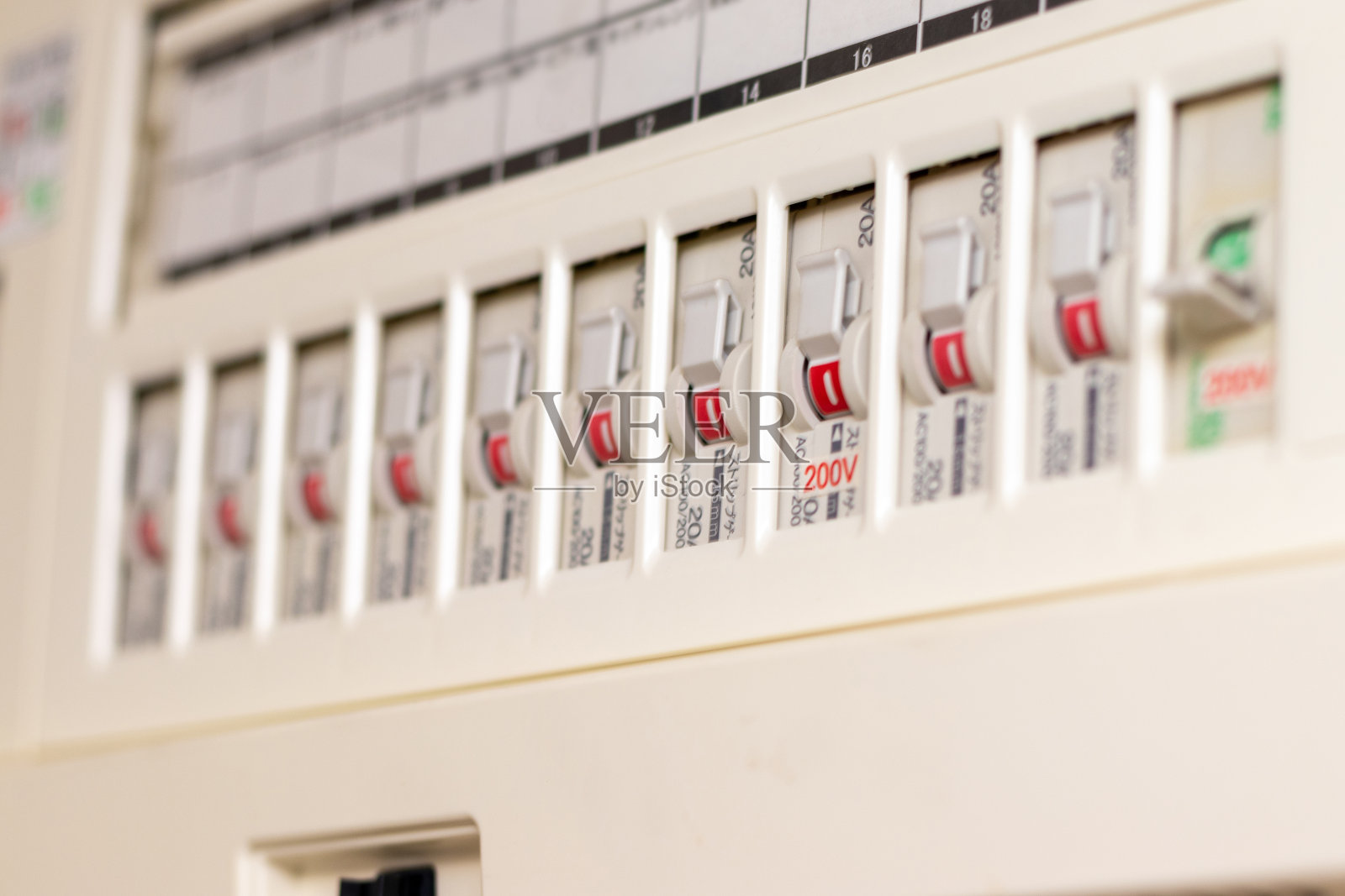 断路器开关排列在配电板上照片摄影图片