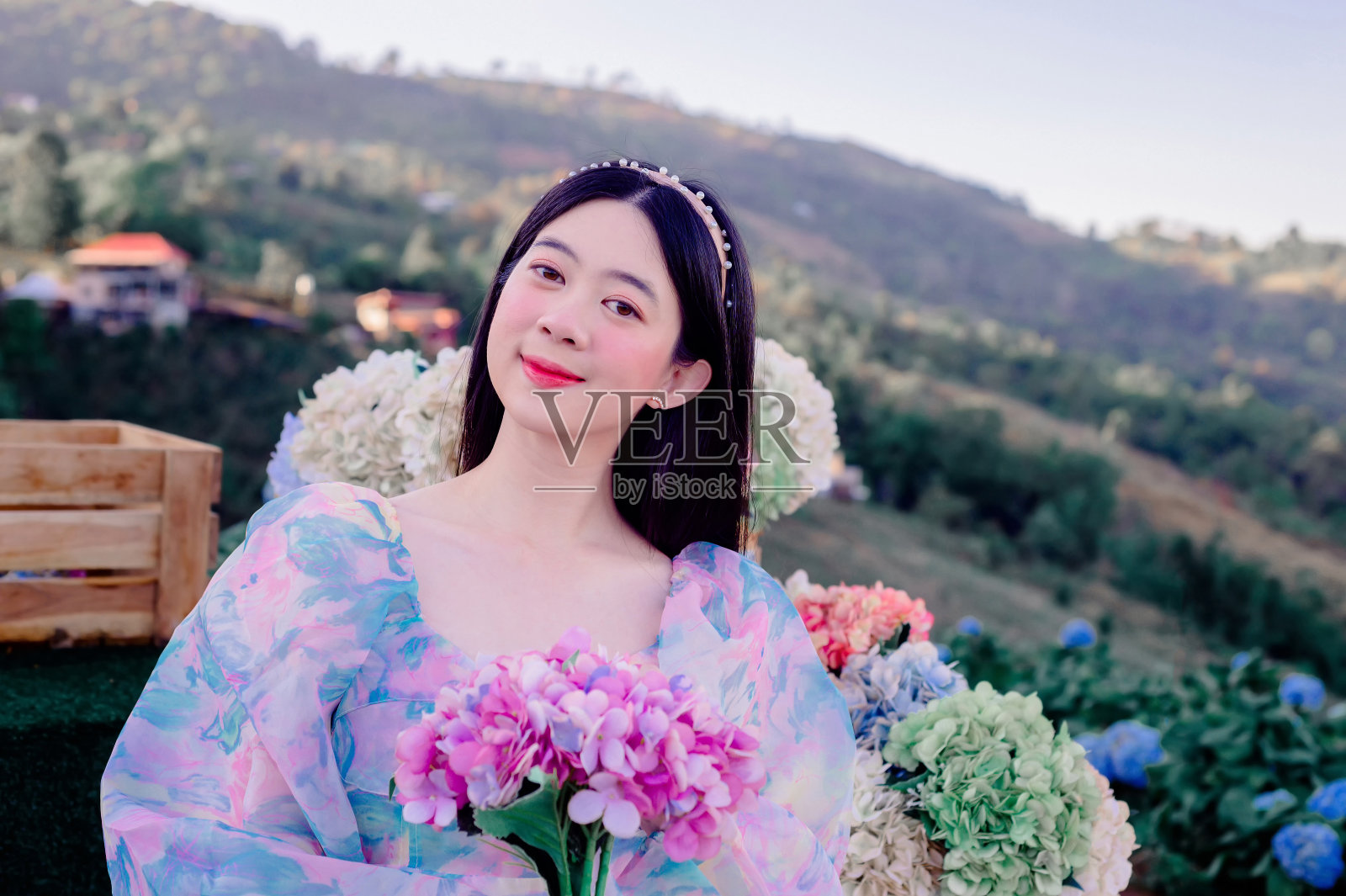 女人在花园照片摄影图片