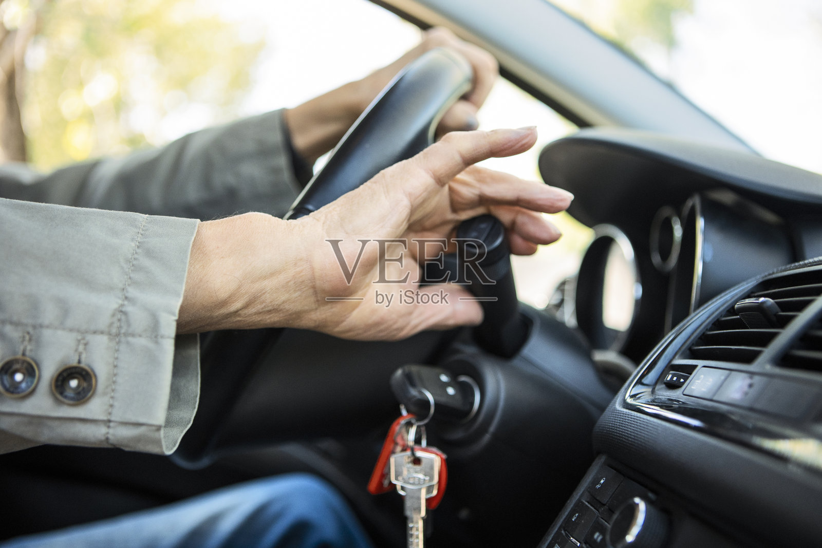 老年人开车照片摄影图片