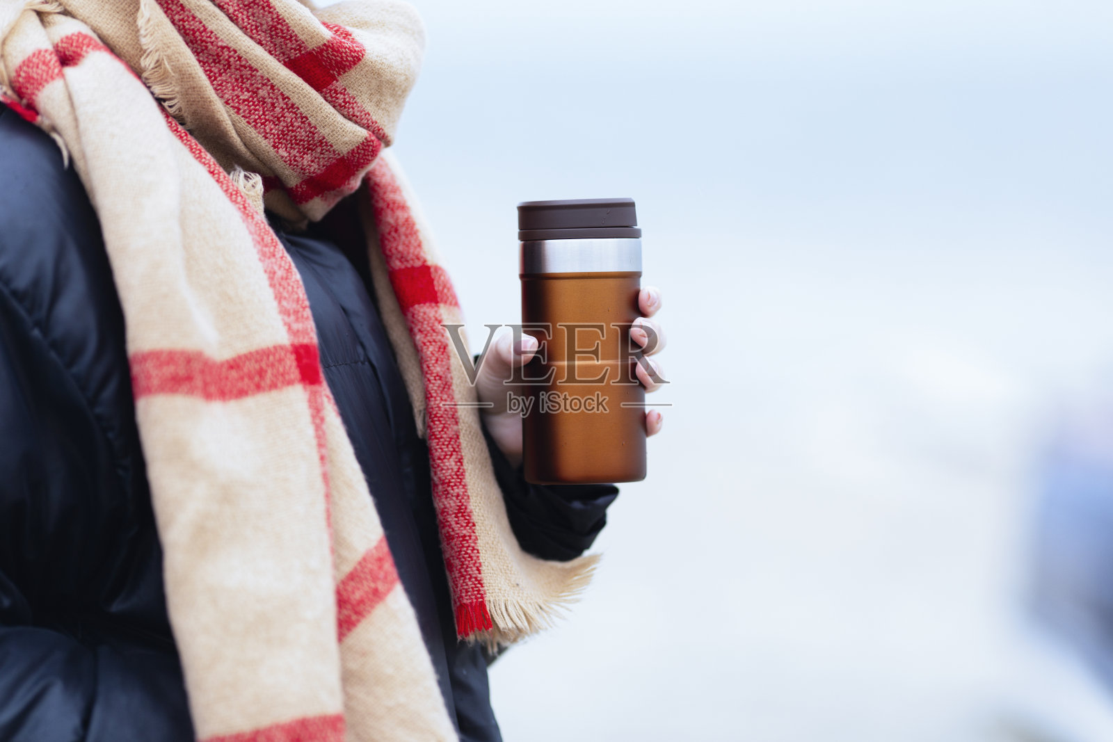 年轻漂亮的女人在喝咖啡照片摄影图片