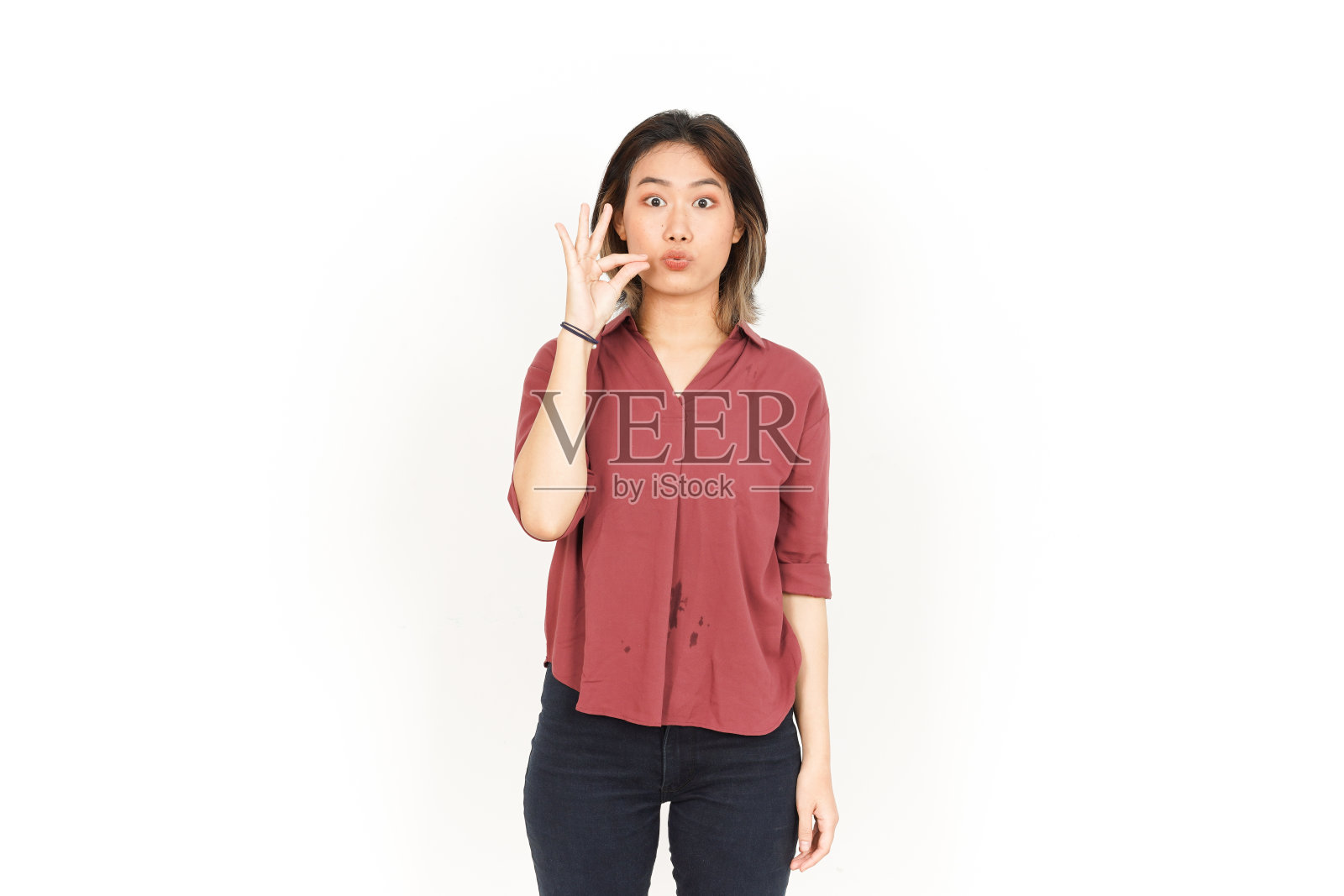 保持秘密的嘴唇关闭美丽的亚洲女人孤立在白色背景照片摄影图片