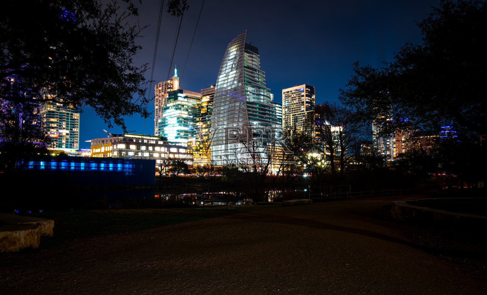 德克萨斯州奥斯汀市中心的夜光照片摄影图片