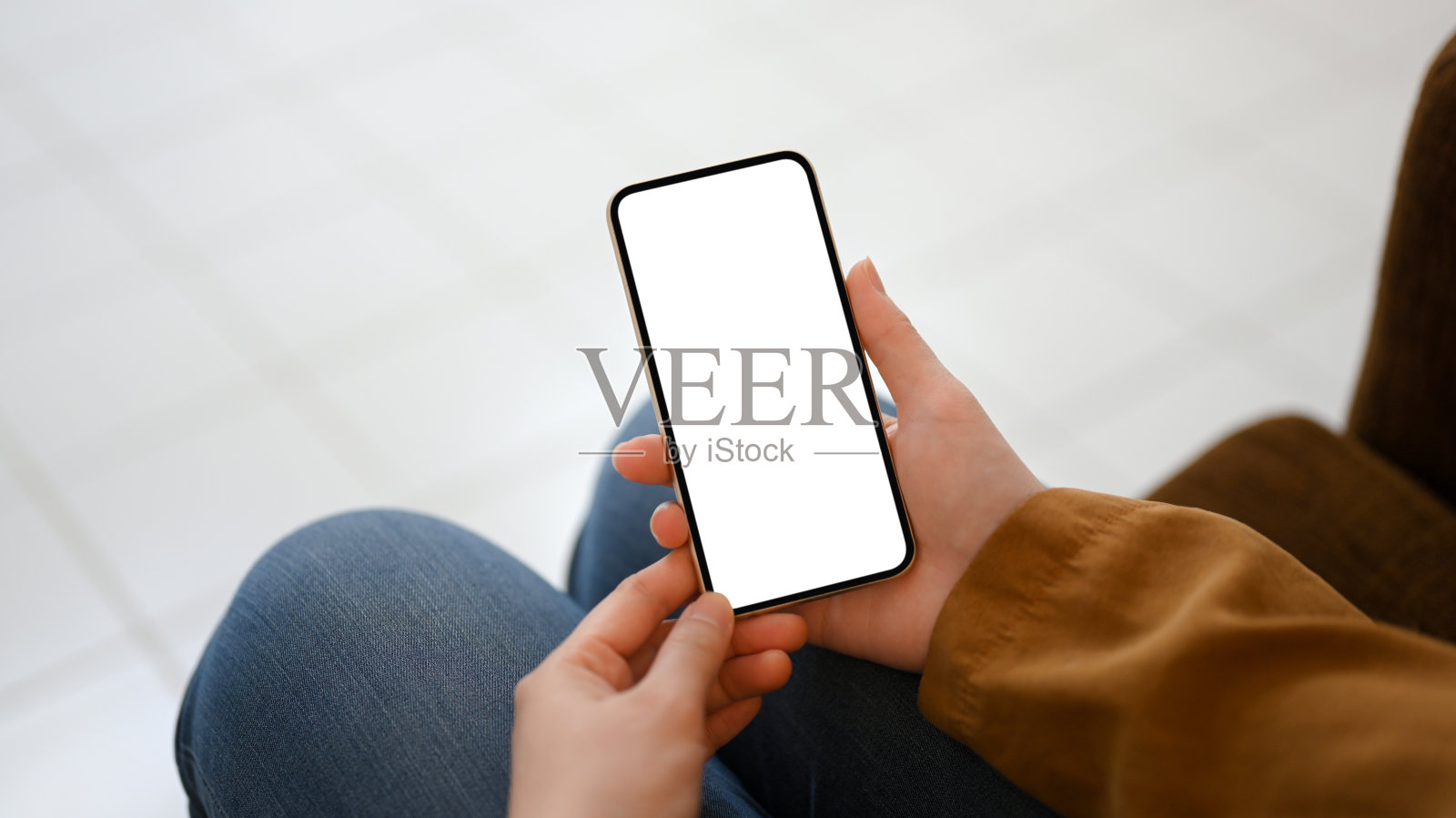 特写，智能手机的模型屏幕在一个女人的手中。照片摄影图片