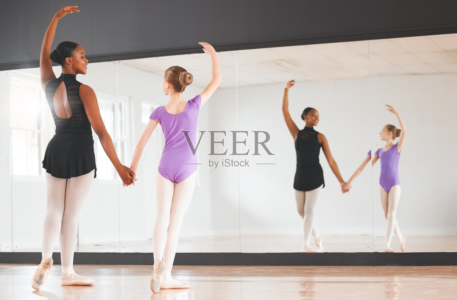 一个小女孩和她的老师在舞蹈室练习芭蕾照片摄影图片