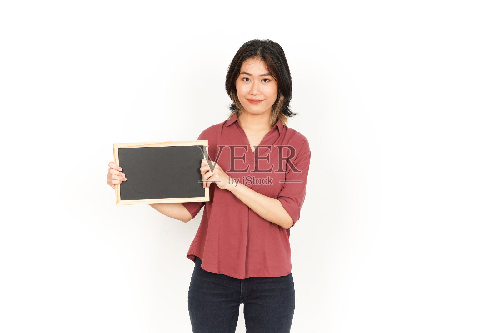 展示，展示和持有空白黑板的美丽的亚洲妇女孤立在白色背景照片摄影图片
