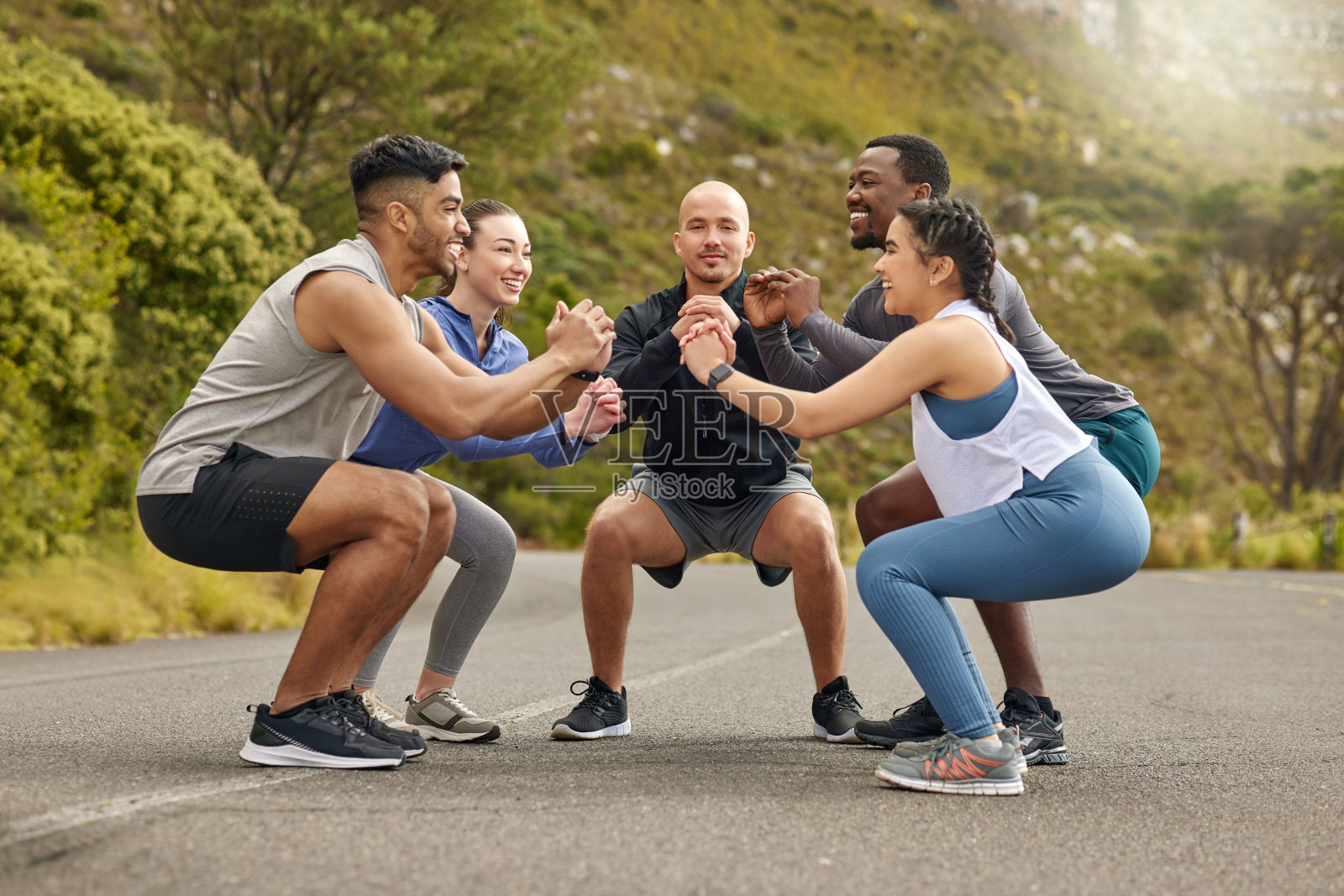 一群年轻人在户外做深蹲运动的照片照片摄影图片