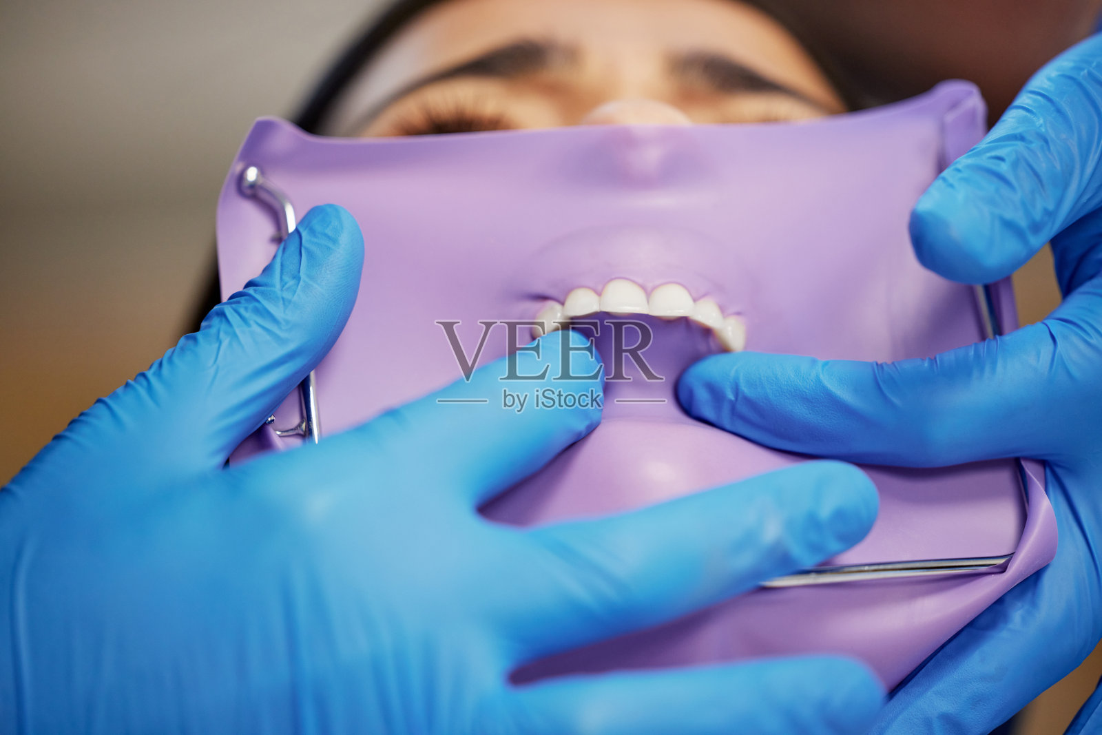 拍的是一个年轻女人正在做牙齿修复手术照片摄影图片