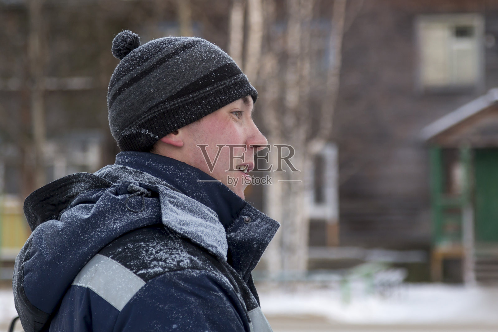 建筑工地安装工的侧面肖像照片摄影图片