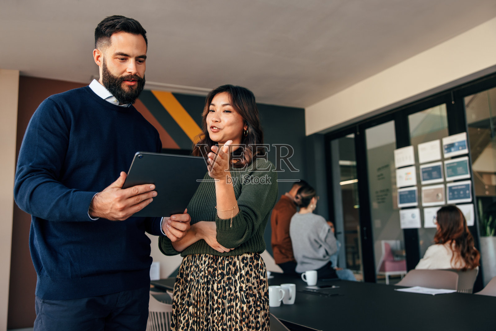 两名商务人士在会议室里使用数码平板电脑照片摄影图片