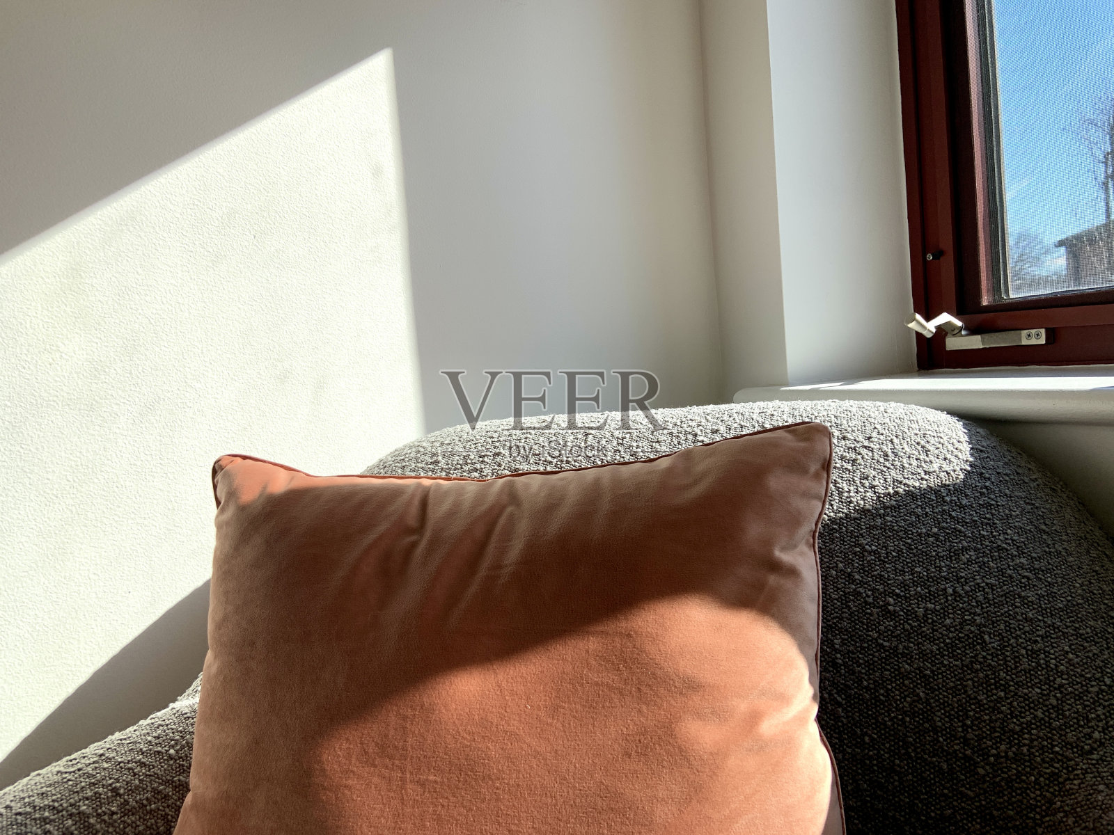 窗边灰色椅子照片摄影图片