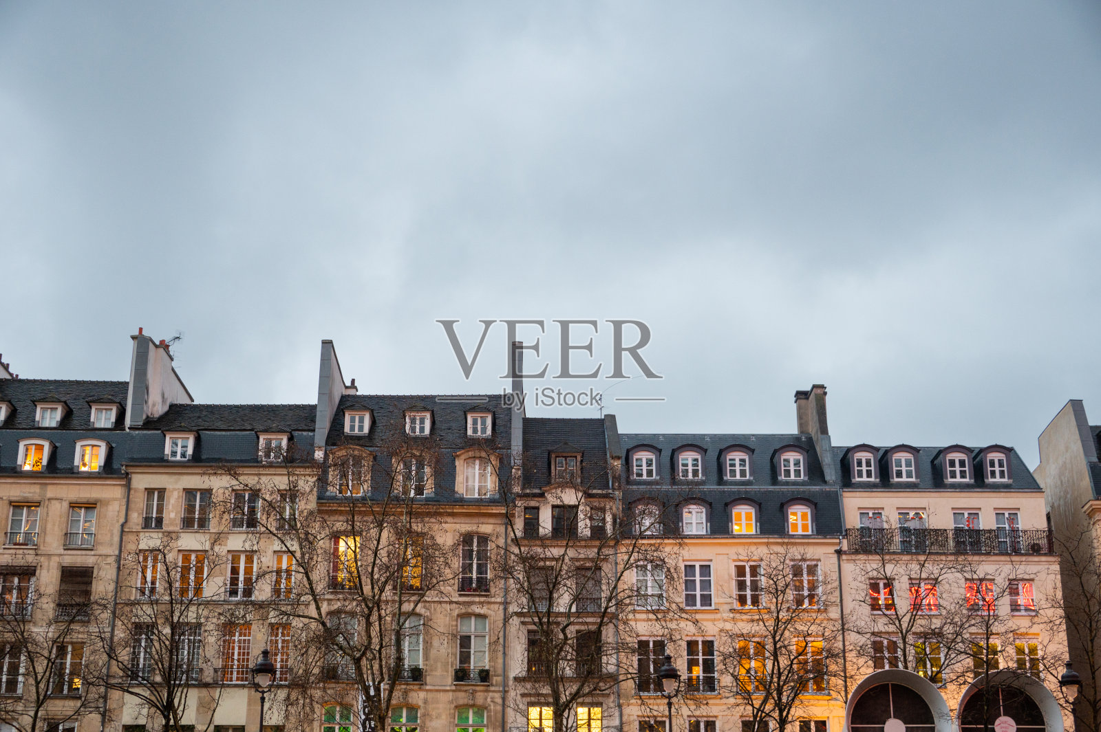 巴黎夜晚的住宅建筑照片摄影图片