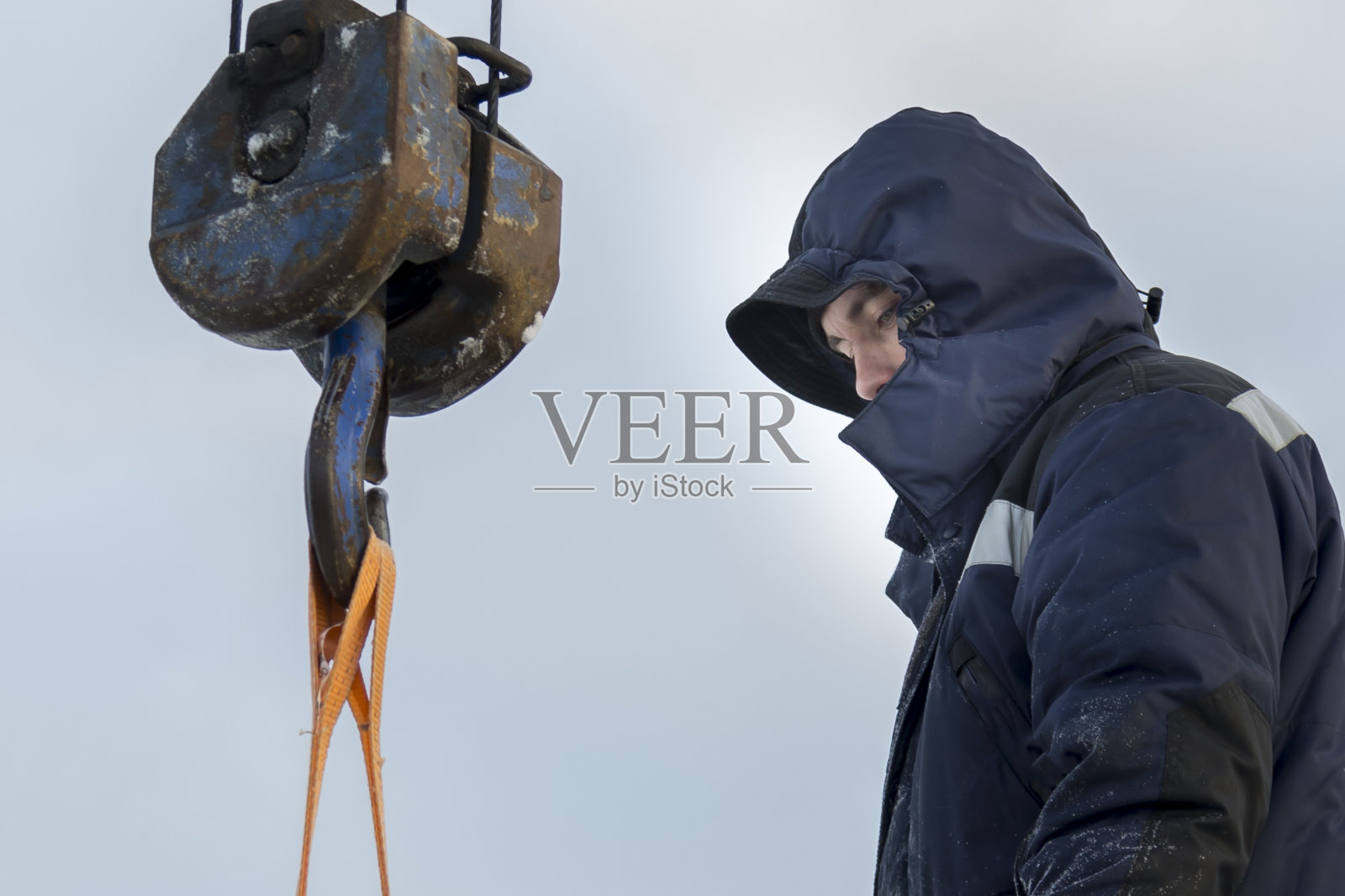 一个穿着蓝色夹克衫的裁缝的肖像照片摄影图片