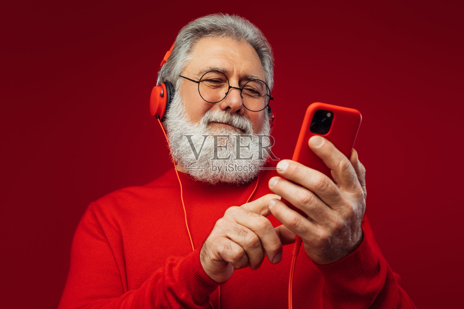 情感老人使用智能手机的肖像照片摄影图片