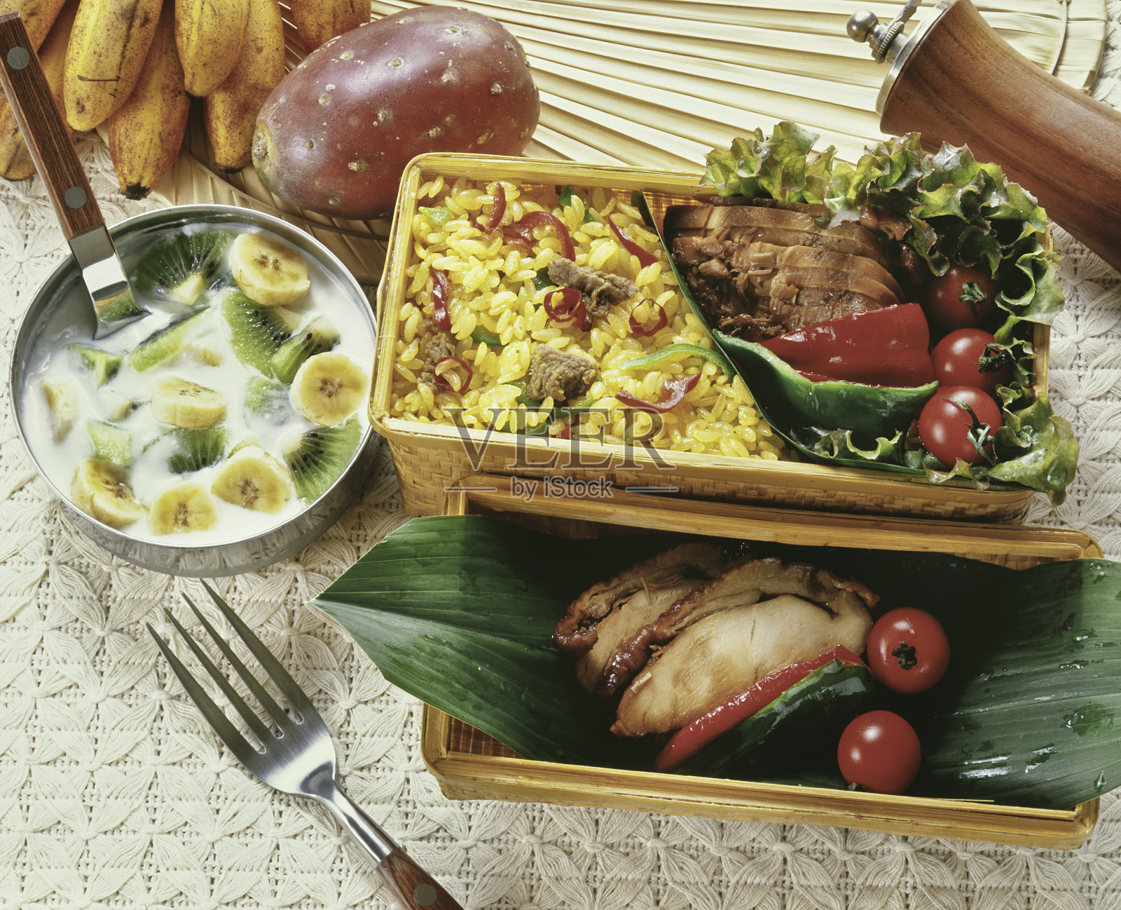 民族风格的盒饭照片摄影图片